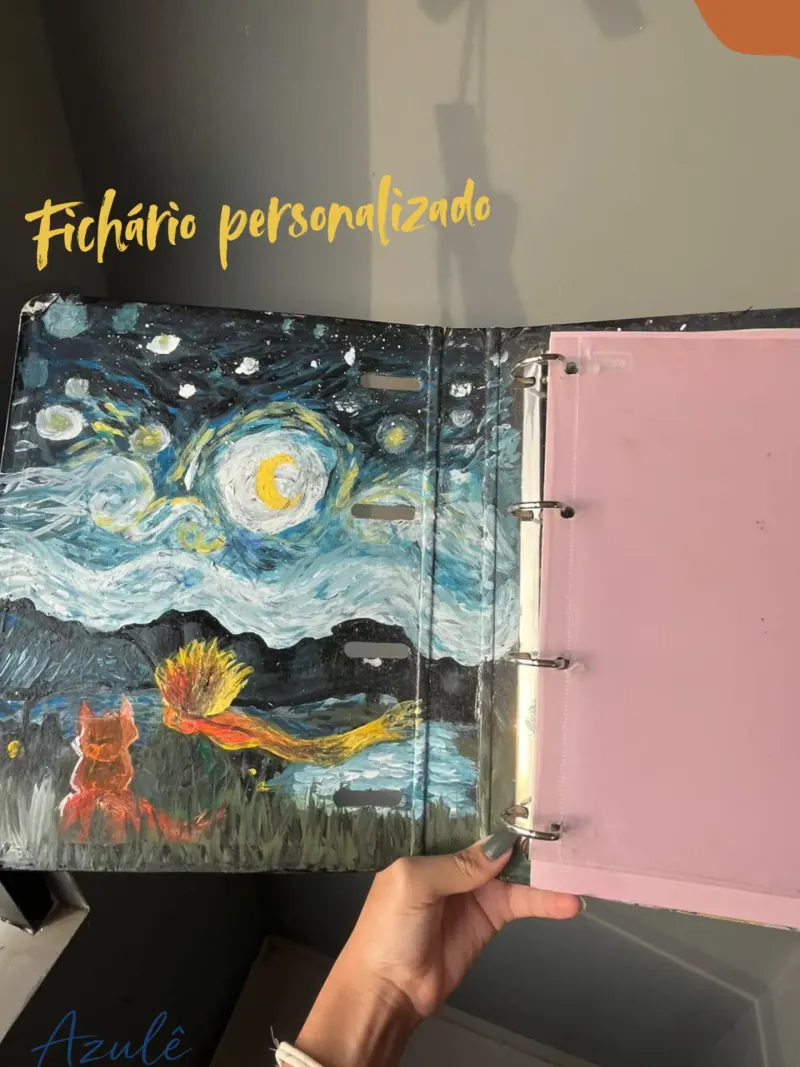 Fichário aberto com a capa pintada à mão em estilo noite estrelada e uma raposa do Pequeno Príncipe